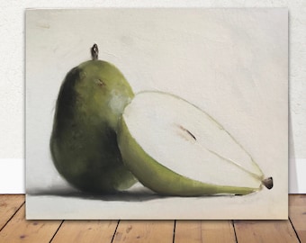 Op de afbeelding: Olieverfschilderij van een groene peer en een halve peer op een witte achtergrond. De hele peer staat links en de halve peer rechts, met het interieur zichtbaar. De schildering is op canvas.