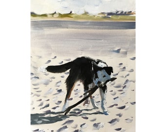 以下が含まれることがあります： 砂浜で棒をくわえた白黒の犬を描いた油絵。背景には海と空がぼやけて描かれています。この作品は、ニュートラルな色調のパレットを使用しています。