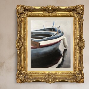 Puede incluir: Pintura enmarcada de un peque&ntilde;o barco con pintura azul y blanca, una franja roja y una boya blanca. El barco se refleja en el agua. El marco es dorado y ornamentado.