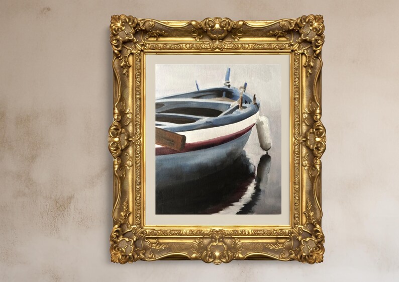 Puede incluir: Pintura enmarcada de un peque&ntilde;o barco con pintura azul y blanca, una franja roja y una boya blanca. El barco se refleja en el agua. El marco es dorado y ornamentado.