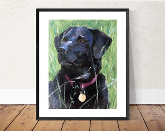 Könnte beinhalten: Gerahmtes Gemälde eines schwarzen Labrador Retrievers in einem Feld mit grünem Gras. Der Hund trägt ein rosa Halsband mit einem goldenen Anhänger. Das Kunstwerk wird auf einem Holzboden vor einer weißen Wand ausgestellt.