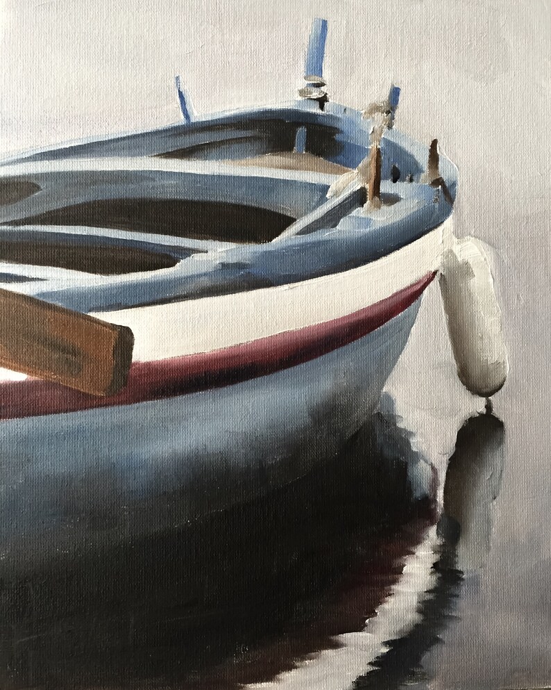 Puede incluir: Pintura al &oacute;leo de un peque&ntilde;o barco con detalles en azul, blanco y rojo. El barco est&aacute; parcialmente sumergido en el agua, con un reflejo visible. Un remo de madera descansa dentro del barco. Una boya blanca cuelga a un lado.