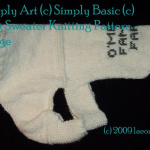 Könnte beinhalten: Weißer gestrickter Hundepullover mit einfachem Design. Der Pullover ist groß und hat einen gerippten Kragen und Bündchen. Der Text "Simply Art (c) Simply Basic (c) Dog Sweater Knitting Pattern Large" ist auf den Pullover gedruckt.