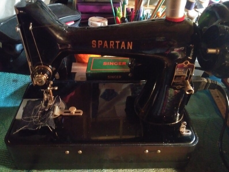 Fashion 1959 Singer Spartan 192k Sewing Machine