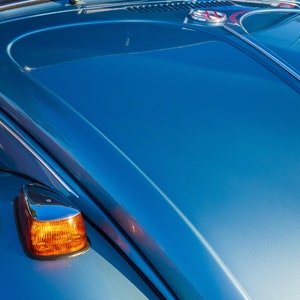 Blauer VW Käfer Kunstdruck: Kultige Wanddeko fürs Auto