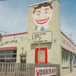 Impresión artística del Wonder Bar Asbury Park, Nueva Jersey: un lugar emblemático de la música de Jersey Shore