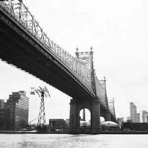 Impression du pont du Queensboro : architecture noir et blanc de New York
