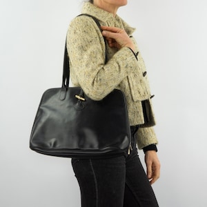 Longchamp | Vintage Leder Handtasche | 1980er Jahre | Umhängetasche | Schwarz/Gold | Schilfknopf | Hergestellt in Frankreich | Große Größe
