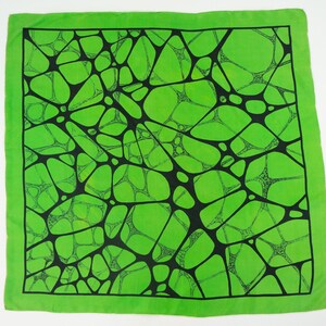 Szal z jedwabiu vintage | Lata 60. XX wieku | Kwadratowy szal z organicznym wzorem | Czarny/Zielony | Szal z nadrukiem psychodelicznym | Wyprodukowano we Francji | 29,5x29,5"