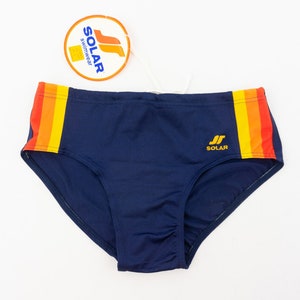 Zonne-energie | Vintage badmode | Jaren 80 | Sportieve zwemslip | Blauw - Geel/Oranje/Rood Strepen | Zwembroeken | Atletisch | NOS | Gemaakt in Duitsland
