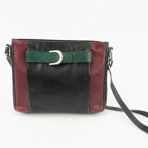 Vintage Handtasche | 1980er Jahre | Colorblock Ledertasche | Schultertasche | Quadratische Form | Schwarz/Grün/Weinrot | Hergestellt in Frankreich | Grösse M