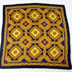 Szal jedwabny vintage | Lata 80. XX wieku | Kwadratowy szal z barokowym wzorem | Niebieski/Złoty | Wyprodukowano we Włoszech | 41,3"x41,3"