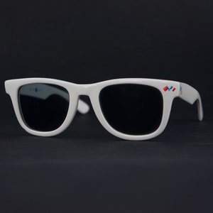 Vintage French Kiss-zonnebril jaren 80 | Witte Wayfarer-lijst | Grijze mineraalglazen | Rood blauw logo | Gemaakt in Frankrijk | NOS
