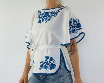 Blusa de bordado vintage / Década de 1970 / Blusa popular floral / Campesino / Blanco / Azul / Con cinturón / Mangas de mariposa / Hecho en Francia / Talla S/M