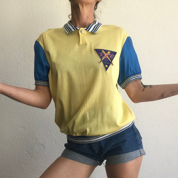 Versace Jeans Couture | Chemise de Baseball Vintage | 1980s | Polo Jaune à Manches Bleues | Rayures | Coton/Nylon | Madein Italie | Taille M