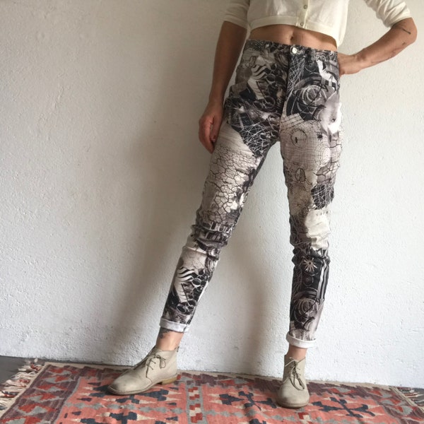 Christian Lacroix | Jeans Imprimé Vintage | 1990s | Pantalon Coton | Photo Print | Taille Haute | Gris/Beige/Noir | Made in Italy | US 30