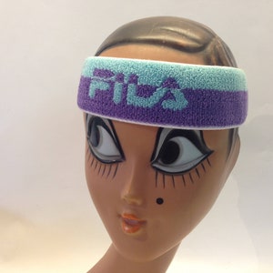 Fila | Vintage Tennis Stirnband | 1980er Jahre | Retro-Stirnband in Türkis/Lila | Elastisches Handtuch-Stoffband | NOS | Einheitsgröße