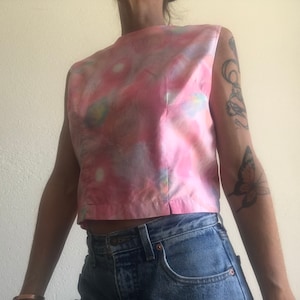 Floral Vintage Blouse | 1950s | Top with Aquarelle Print | Pastel Colors | Crew Collar | Short Top | Back Buttoning | Sleeveless | Size XS