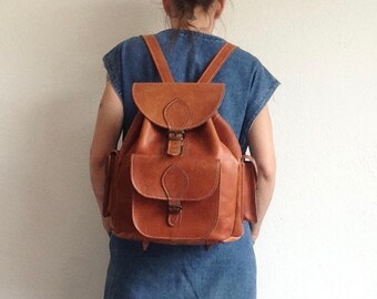 Sac à Dos en Cuir Vintage | 1990s | Sac en Cuir Naturel | Sac à Dos avec Poches | Made in France | Taille Moyenne