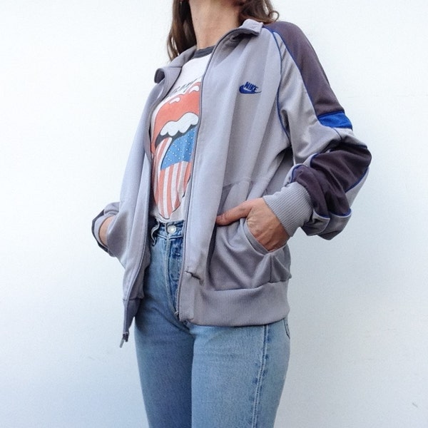 Nike Swoosh | Veste de Survêtement Vintage | 1980s |  Veste de Sport Gris/bleu | Texture Brillante | Nike étiquette Bleue | Taille L