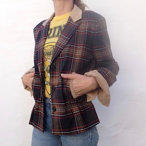 Moschino Jeans / Blazer vintage de lana a cuadros de los años 80 y 90 / Cuello y puños de terciopelo / Chaqueta ajustada / Hecho en Italia / Estilo preppy / Talla M