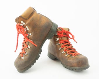 Vintage Hiking Boots 1970s | Brown Leather Mountain Shoes | Red Laces | Vibram Sole | US7–7.5
