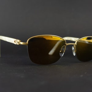 Cartier Vintage 1980er Jahre Sonnenbrille | Rechteckiger Metallrahmen goldfarben 135mm | Bügel Acetat Perle Weiß | Gold Spiegelgläser | Hergestellt in Frankreich