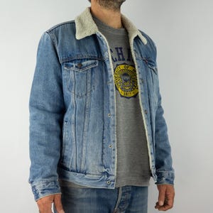 Levi’s | Vintage 1990er Jahre Sherpa Trucker Jacke | Typ III | Helle Waschung Denim | rote Lasche Big E | Winterjacke | Fleece gefüttert, klassische Passform | M