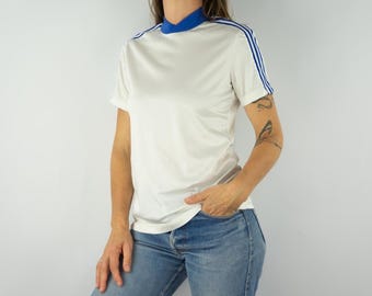 Camiseta vintage Adidas años 70 / Blanca y azul con 3 rayas en el hombro / Estilo retro deportivo / Francia / Talla S