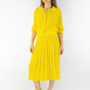 Vintage Skirt Set | 1980s | 2 Piece Set | Short Blouse/Skirt with Polka Dots | Yellow/Noir | Belt |  Pleated Skirt | Made in France | Size M