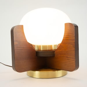 Vintage Tischlampe 1970er Jahre | Schreibtisch-/Nachttischlampe Holz Vergoldeter Metallsockel | Opalglas Glas | Space Age Pop Design | Mid Century