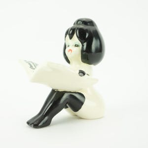 1960年代のヴィンテージ灰皿 | 新聞を読む裸婦 | キッチュな磁器の置物