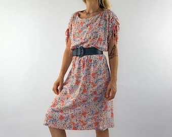 Vestido de verano vintage de los años 80 / Vestido blanco con estampado floral y hombros con volantes / Hecho a medida / Talla M