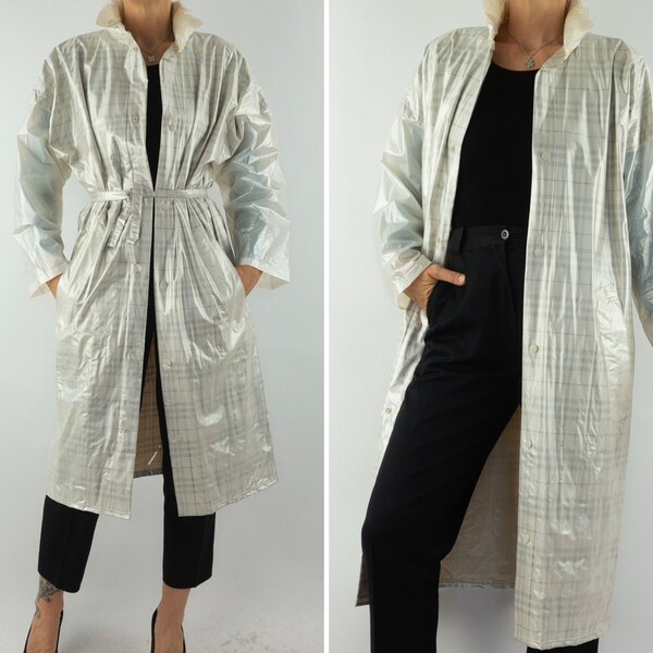 Nina Ricci | Trench Coat en Vinyle Vintage | 1980s | Blanc avec Motifs à Carreaux | Manteau de Pluie à Capuche | Imperméable | Taille S