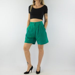 Vintage Leder Bermudashorts | 1980er Jahre | Grüne Wildleder Skorts | Weite Shorts | Hohe Taille | 80er Jahre Mode | Grösse M