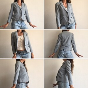 Puede incluir: Una chaqueta azul claro a rayas con un cierre de bot&oacute;n &uacute;nico. La chaqueta tiene un cuello de muesca y mangas largas. La chaqueta se muestra en una modelo que la lleva con jeans.