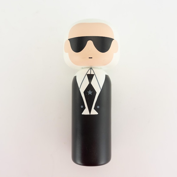 Lucie Kaas | Vintage Figur von Karl Lagerfeld | 2000er Jahren | Dekorative Objekte | Holzpuppe | Sammler | Becky Kemp | Kokeshi-Puppe inspiriert