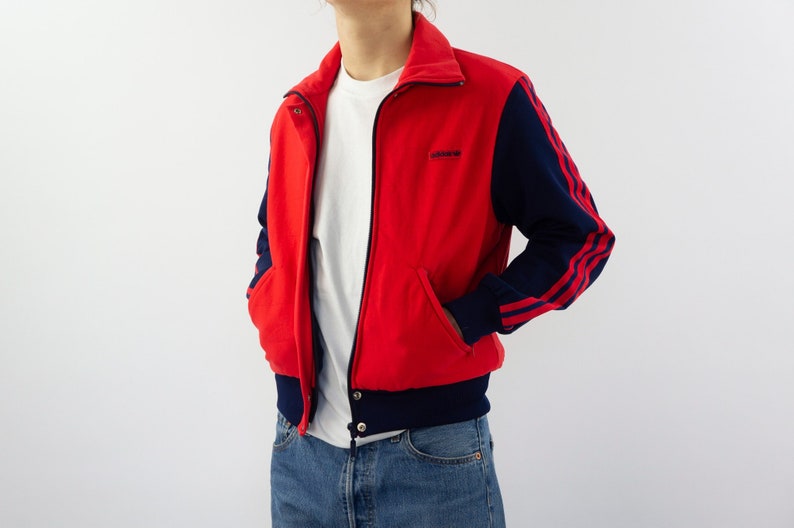 Adidas Veste de Survêtement Vintage 1980s Veste de Sport Bicolore Rouge/Bleu Marine Matelassé Made in Finlande Taille S image 1