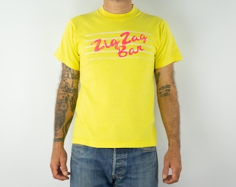 Camiseta gráfica amarilla vintage, década de 1980, estrellas de cine, barra en zigzag, puntada simple, EE. UU., L