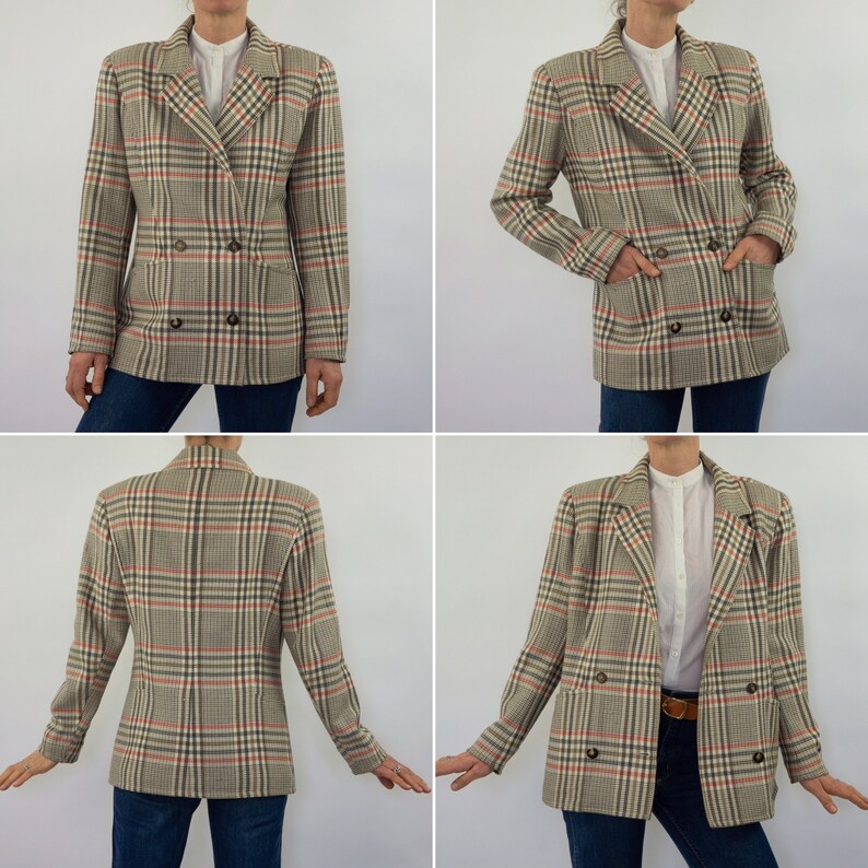 Pu&ograve; includere: Blazer doppiopetto a quadri beige, rossi e neri. Presenta revers a lancia, due file di bottoni e due tasche anteriori. Indossato sopra una camicia bianca e jeans blu. Design classico e senza tempo.