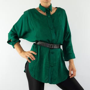 Vintage Maxi Shirt | 1980s | Oversize Blouse with Geometric Pattern | Shiny Green Tunic | Original Collar | Long Sleeves | Size M