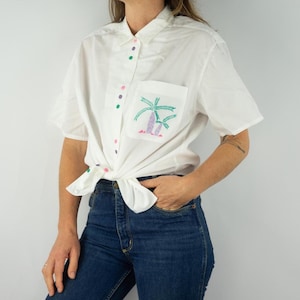 Vintage 1980s Embroidered Blouse | White Shirt with Palm Tree Design | Multicolor Buttons | Classic Collar | Short Sleeves | Size L