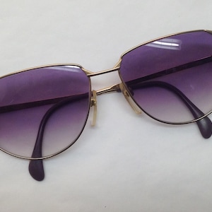 Silueta / Gafas de sol vintage / Década de 1980 / Gafas con montura de metal dorado / Esmalte morado / Oversize / Lentes moradas / Made in Austria