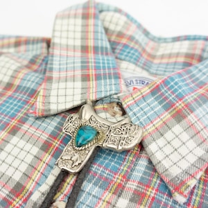Vintage Bolo Tie | 1970s | Western/Country/Cowboy Tie | Horse Saddle Pattern | Silver Metal | Western Wear | Cowboy Bolo Tie | Turquoise