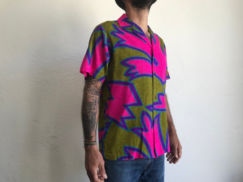 Abstract print Alfred Shaheen Bright colors Brass buttons 1960s Hawaiian Shirt Aloha shirt Size M Vintage