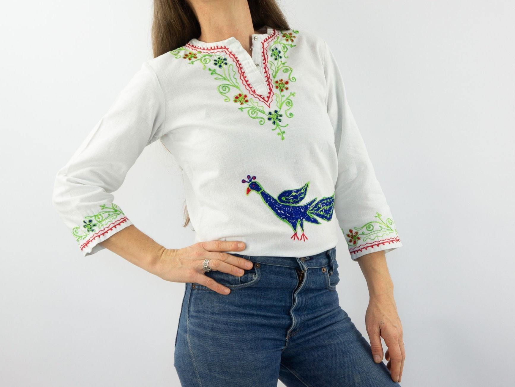 1970年代のヴィンテージ刺繍ペザントブラウス | インド綿、花柄鳥 