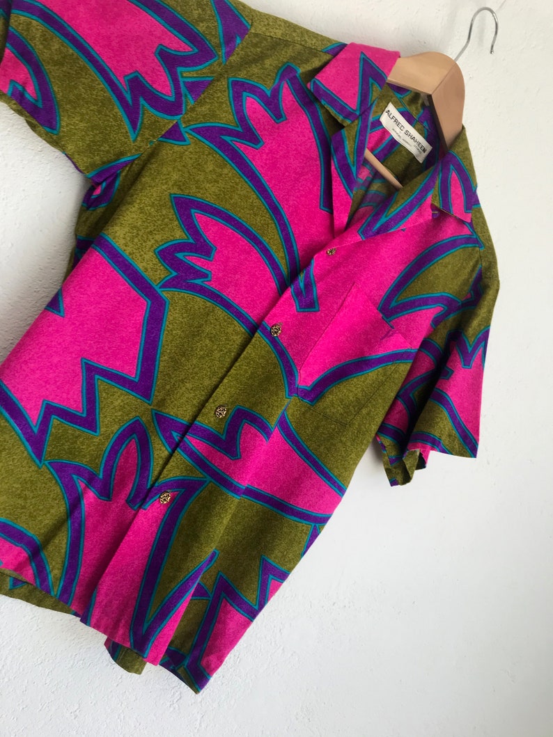 Abstract print Alfred Shaheen Bright colors Brass buttons 1960s Hawaiian Shirt Aloha shirt Size M Vintage
