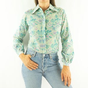 Joan Steve | Vintage Fitted Shirt 1960s | Psychedelic Floral Print in Green/Lilac | Large 70s Collar | Mod Pop Retro | Made in France | S/M