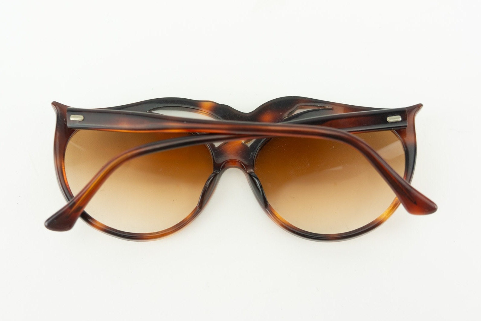 IDC 103 | Vintage Sunglasses | 1980s | Brown Acetate Oval