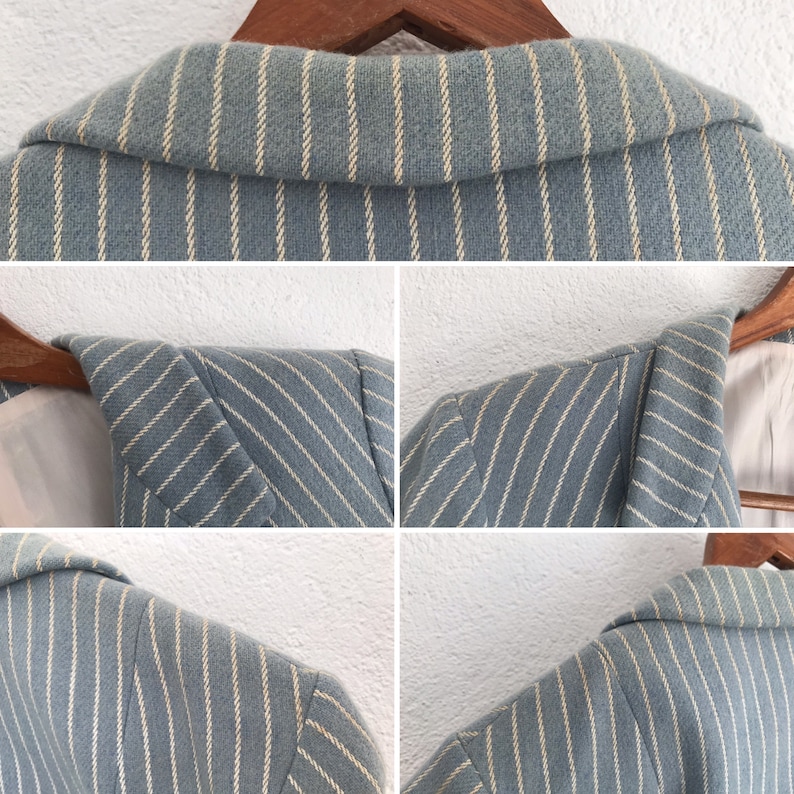 Puede incluir: Una chaqueta azul claro con rayas blancas. La chaqueta tiene un cuello de muesca y un cierre de un solo bot&oacute;n. La tela es suave y tejida.